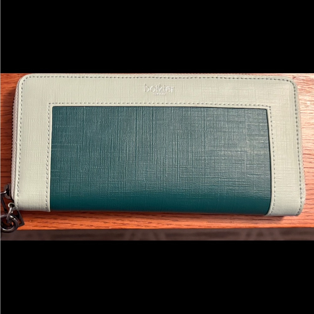HOLIDAY SALE 🦃 NWOT Botkier Green Textured Continental Wallet